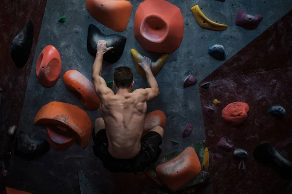 Hombre atlético practicando en un gimnasio de bouldering —  Fotos de Stock