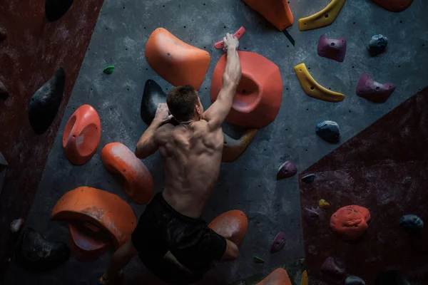 Sportlicher Mann übt in einer Boulderhalle — Stockfoto