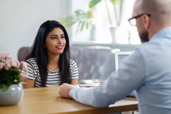 India chica asistir a la entrevista de trabajo — Foto de Stock