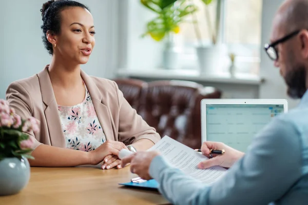 Zwarte meid bijwonen sollicitatiegesprek — Stockfoto