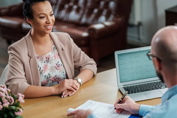 Chica negra asistiendo a entrevista de trabajo — Foto de Stock