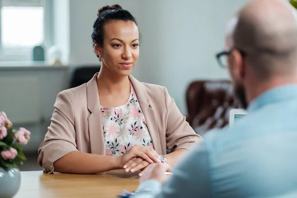 Chica negra asistiendo a entrevista de trabajo — Foto de Stock