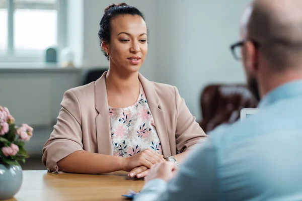 Chica negra asistiendo a entrevista de trabajo — Foto de Stock