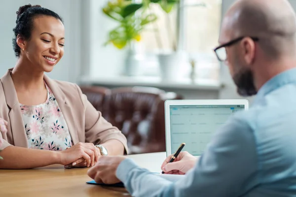 Chica negra asistiendo a entrevista de trabajo — Foto de Stock