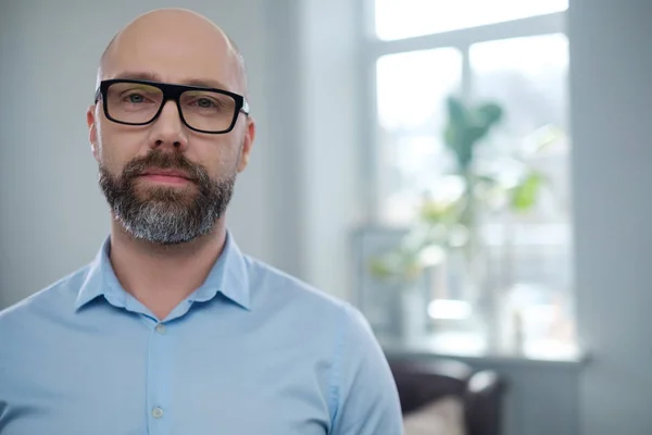 Barbudo hombre de mediana edad con gafas. —  Fotos de Stock