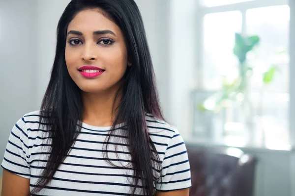 Joven india cara de mujer primer plano — Foto de Stock