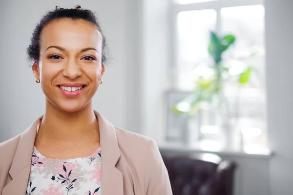 Young black woman face close-up — Stock Photo, Image