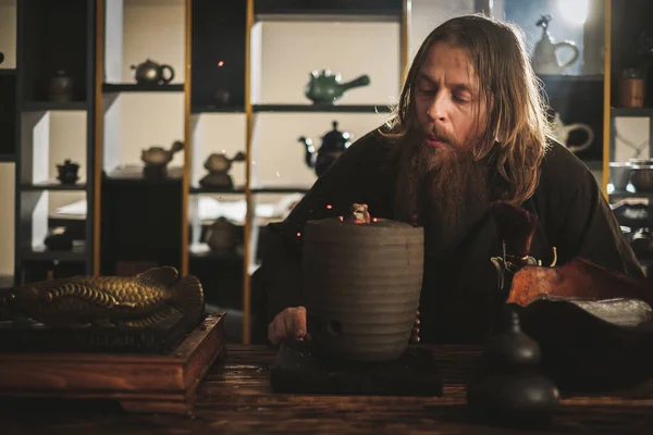 Tea ceremony is perfomed by tea master — Stock Photo, Image