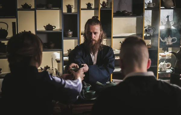 Personas que asisten a la ceremonia del té realizado por maestro — Foto de Stock