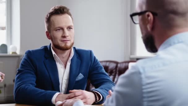 Hombre seguro que asiste a la entrevista de trabajo — Vídeos de Stock