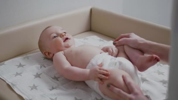 Baby pojke få en massage från massör — Stockvideo