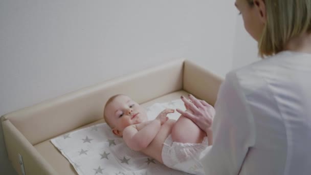 Baby junge bekommen ein massage aus masseuse — Stockvideo