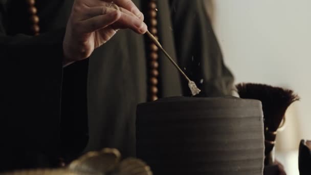 茶道のための熱い炭を準備するお茶の達人 — ストック動画