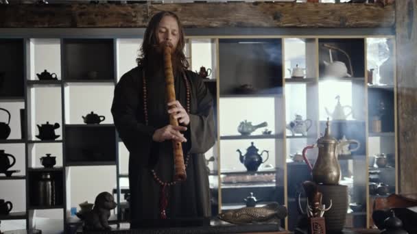 Maestro del té tocando la flauta antes de la ceremonia — Vídeos de Stock