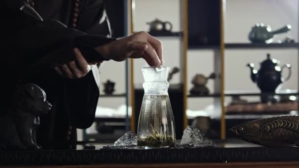 Ceremonia herbaty jest perfomed przez mistrza herbaty — Wideo stockowe
