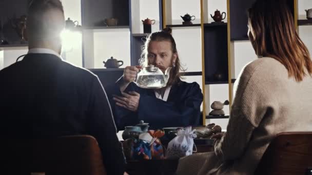 Lidé navštěvující čajový obřad prováděný mistrem — Stock video