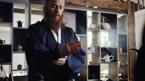 Tea ceremony is perfomed by tea master — Stock Video