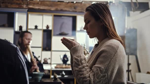 Mujer asistiendo a la ceremonia del té realizado por maestro — Vídeos de Stock