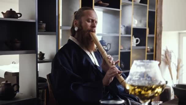 Teemeister spielt Flöte bei Teezeremonie — Stockvideo