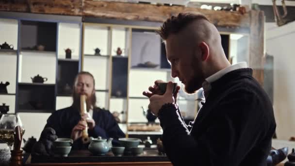 Muž navštěvující čajový obřad prováděný mistrem — Stock video