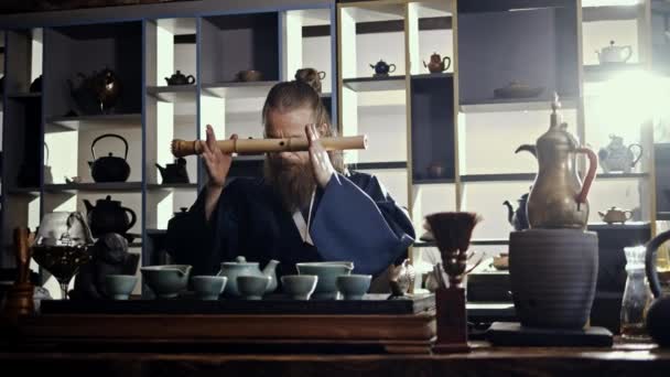 Mistrz herbaty grając flet podczas ceremonii parzenia herbaty — Wideo stockowe