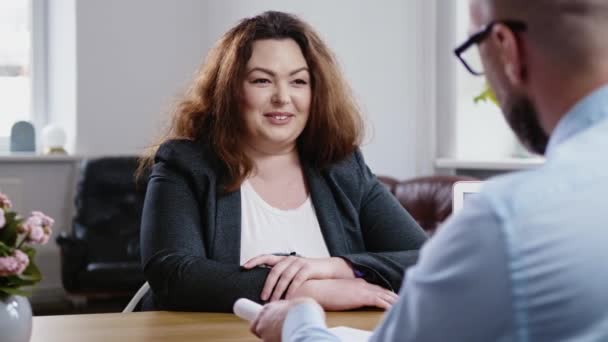 Más tamaño mujer asistir a la entrevista de trabajo — Vídeo de stock