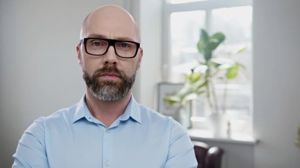 Barbudo hombre de mediana edad con gafas — Vídeos de Stock