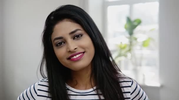 Jovem mulher indiana rosto close-up — Vídeo de Stock