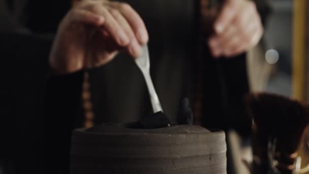 Mestre de chá preparando carvão quente para cerimônia de chá — Vídeo de Stock