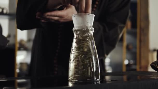 Ceremonia de té es perfomed por maestro de té — Vídeo de stock
