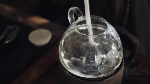 Wasser für Teezeremonie zubereiten — Stockvideo
