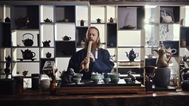 Mestre de chá tocando flauta durante a cerimônia do chá — Vídeo de Stock