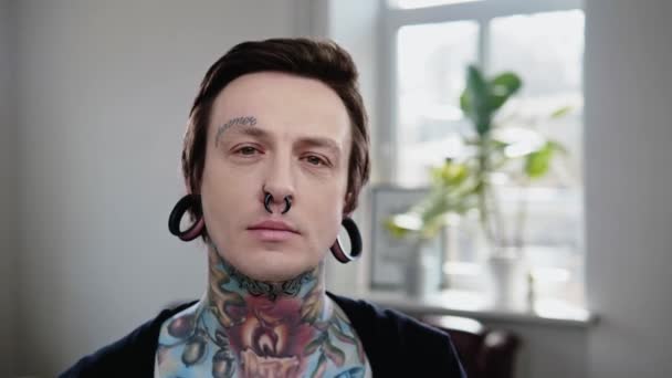 Portretul modelului alternativ cu dopuri de urechi și tatuaj — Videoclip de stoc