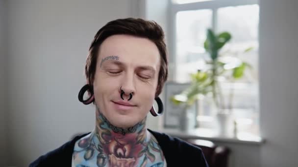 Retrato de modelo alternativo con tapones para los oídos y tatuaje — Vídeos de Stock