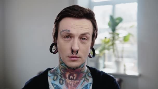 Kulak tıkacı ve dövme ile alternatif model portresi — Stok video