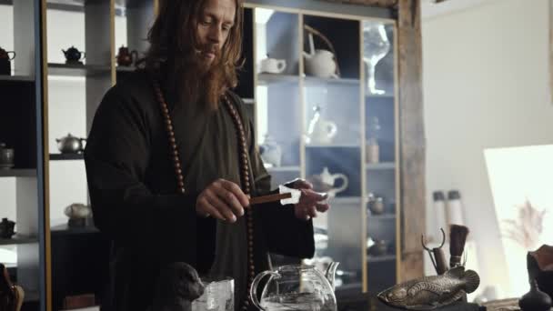 Чайний майстер готує лід для чайної церемонії — стокове відео