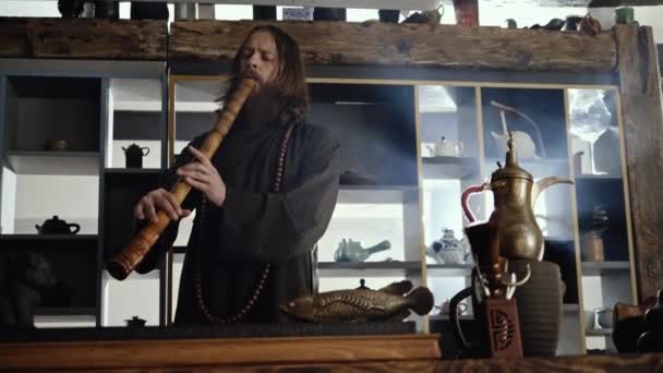 Tea Master spelar flöjt innan teceremonin — Stockvideo