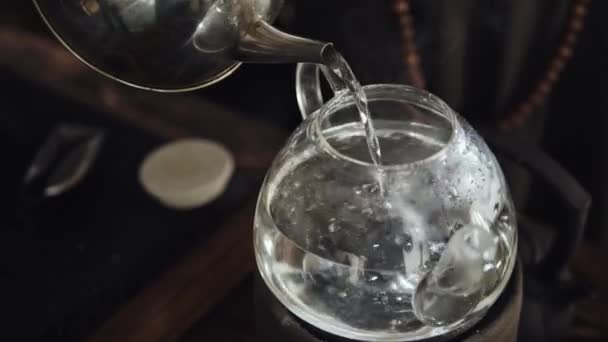 Wasser für Teezeremonie zubereiten — Stockvideo