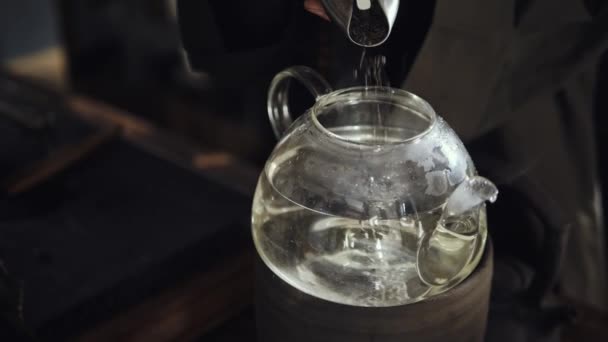 Příprava vody na čajový obřad — Stock video