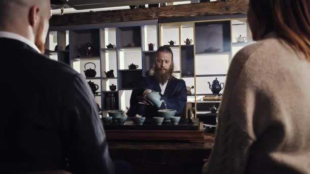 Personas que asisten a la ceremonia del té realizado por maestro — Vídeo de stock