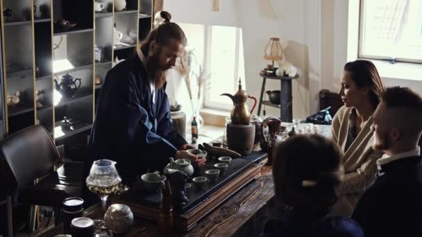 Personas que asisten a la ceremonia del té realizado por maestro — Vídeo de stock