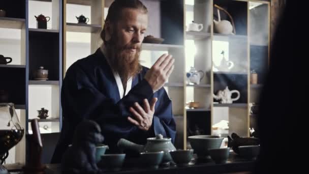 Cerimônia de chá é perfomed pelo mestre do chá — Vídeo de Stock
