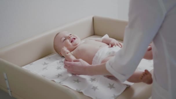 Baby junge bekommen ein massage aus masseuse — Stockvideo