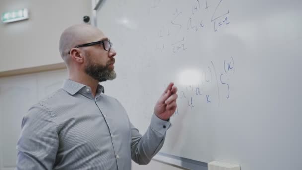 Lecturer writing formula on a board — Stock Video