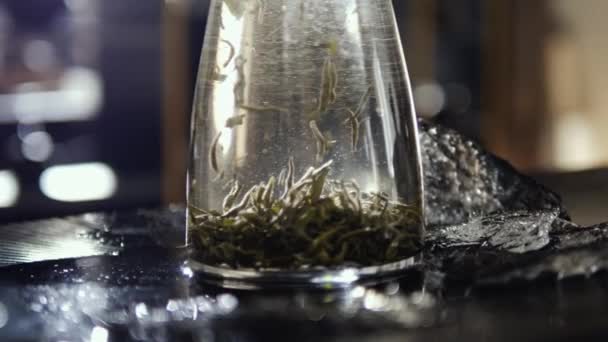 La preparación vertical del té — Vídeo de stock