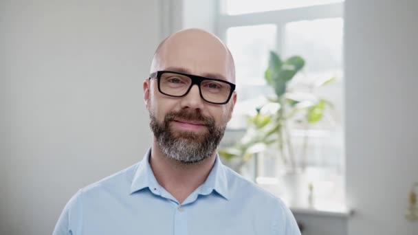 Man van middelbare leeftijd met een bril — Stockvideo