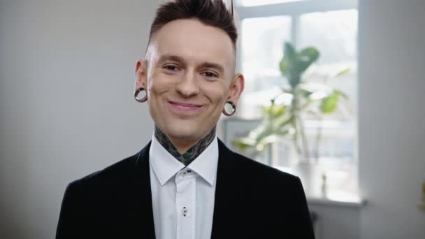 Portrét alternativní model s špunty do uší a tetování — Stock video