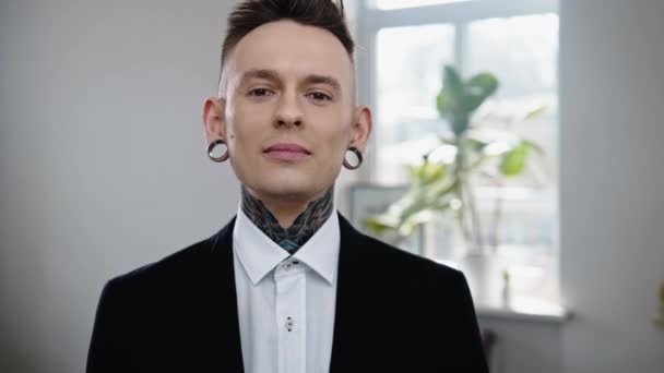 Retrato de modelo alternativo con tapones para los oídos y tatuaje — Vídeo de stock