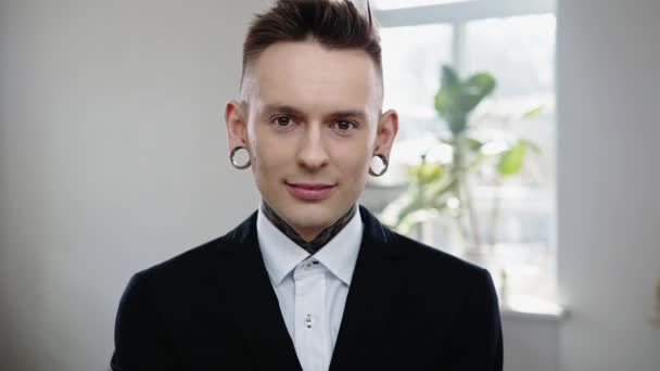 Portret van alternatieve model met oordoppen en tattoo — Stockvideo