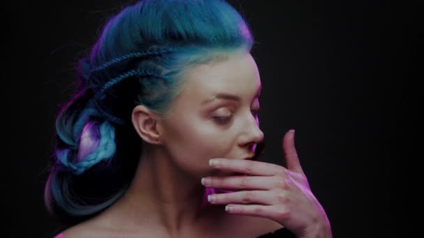 Beautiful woman with blue hair and butterfly — Stock Video